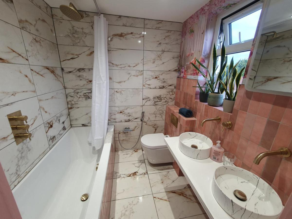 Beautiful Guest Rooms, Free Parking, 30Min Heathrow, 40Min Wembley, 60Min Central London Greenford  Dış mekan fotoğraf